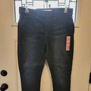 Levi Dark Wash Pull on Skinny Totally Shaping Jeans